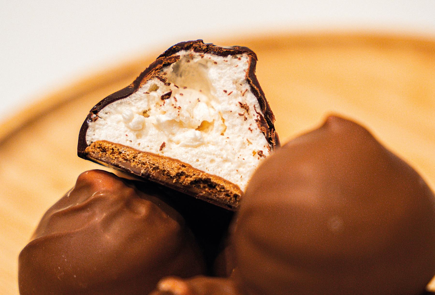 Melocakes, krokant koekje, wolkje marshmallow en laagje (melk)chocolade