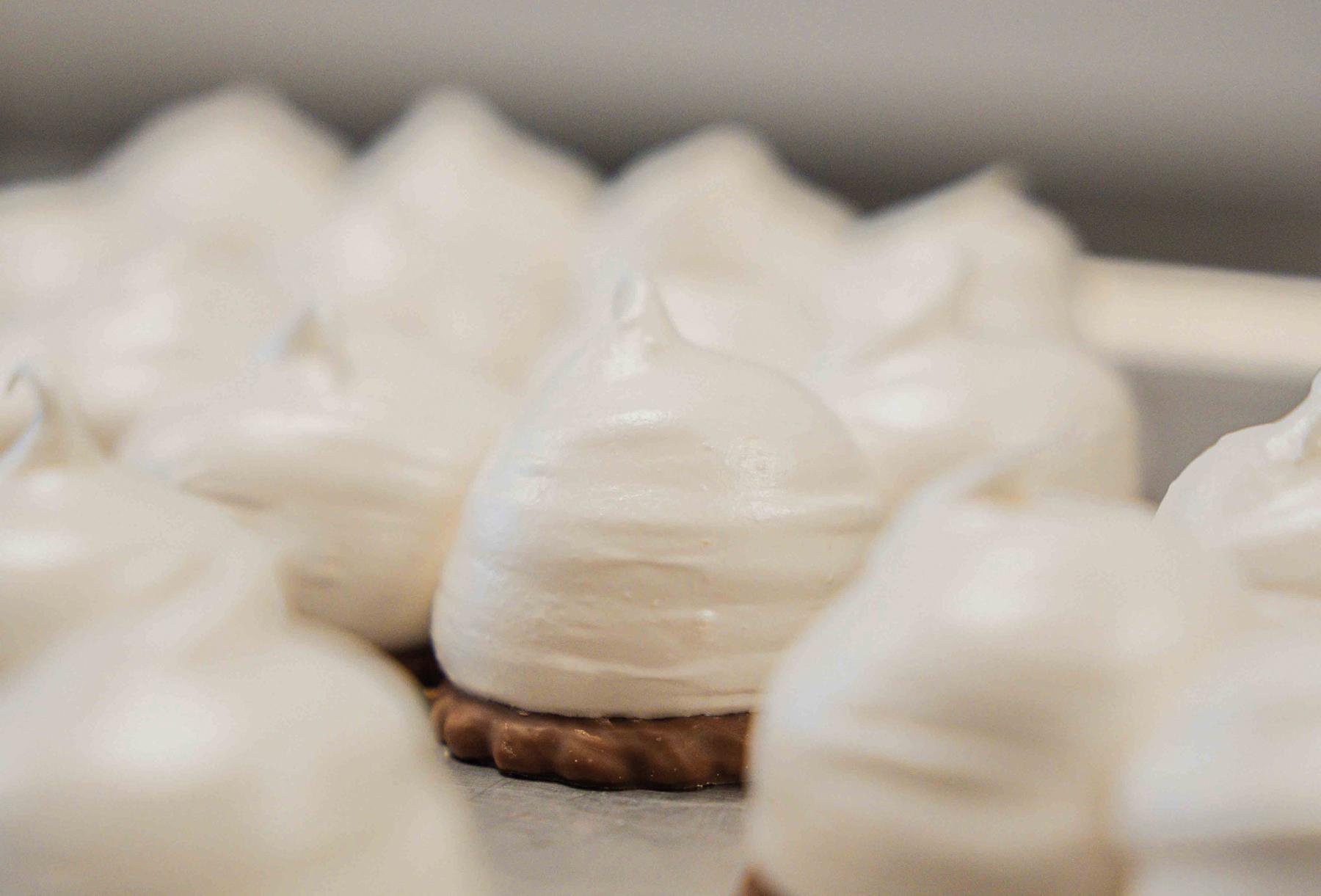 Melocakes, krokant koekje, wolkje marshmallow en laagje (melk)chocolade
