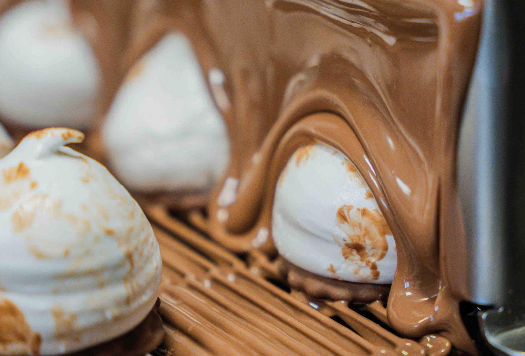 Melocakes, krokant koekje, wolkje marshmallow en laagje (melk)chocolade