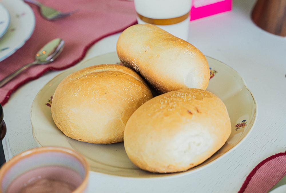 Verras mama met een huisgemaakt ontbijt van Au Flan Breton